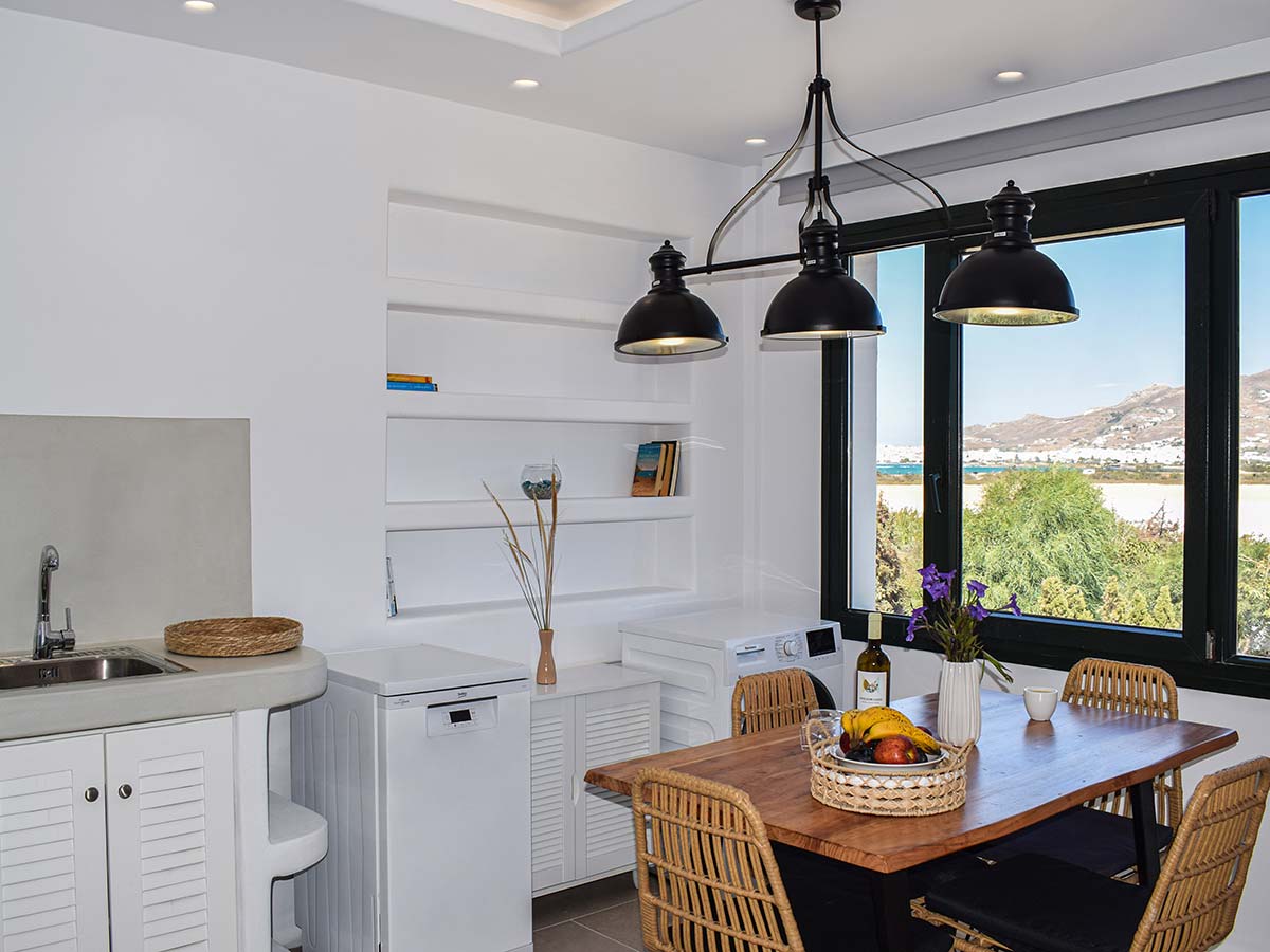 Τραπεζαρία της One-Bedroom Villa με θέα στο ναξιώτικο τοπίο