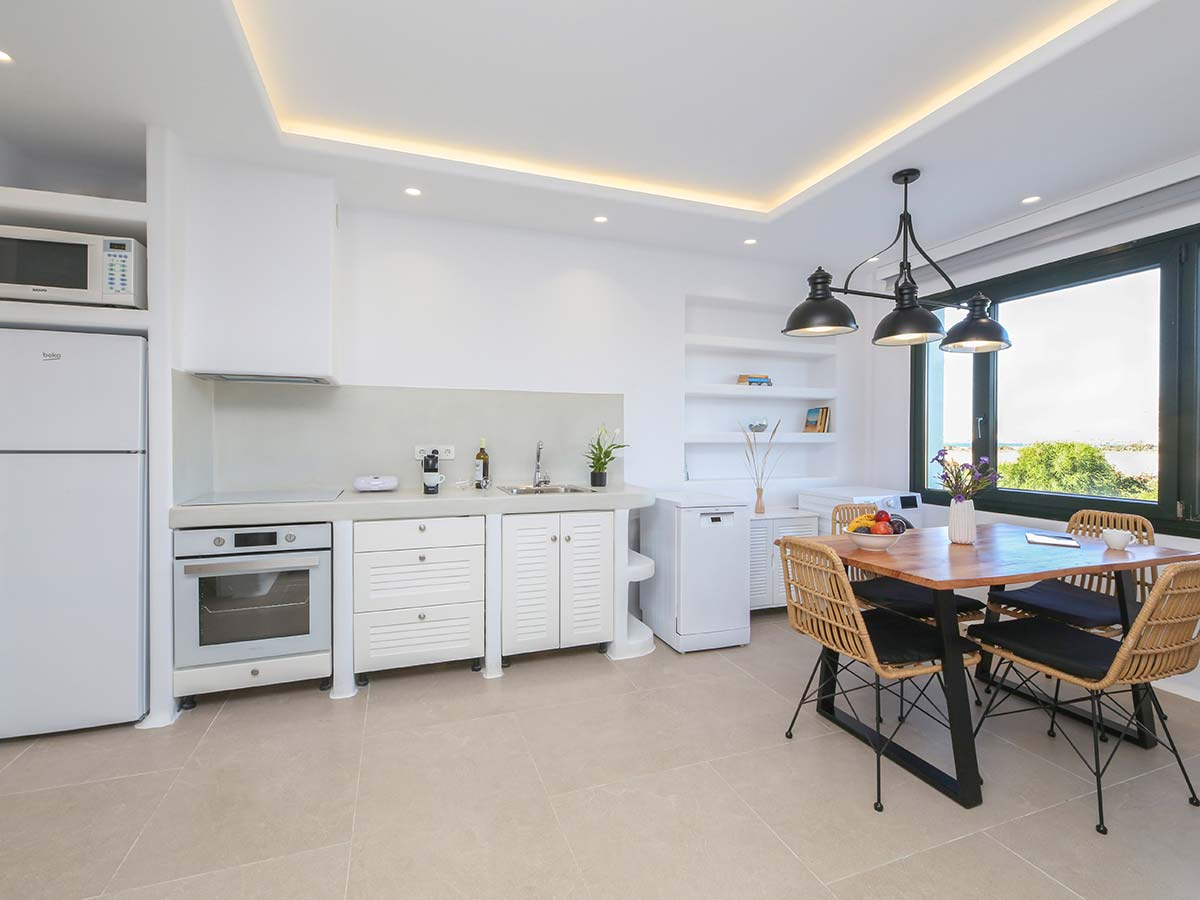 Πλήρως εξοπλισμένη κουζίνα και τραπεζαρία στη One-Bedroom Villa στη Νάξο