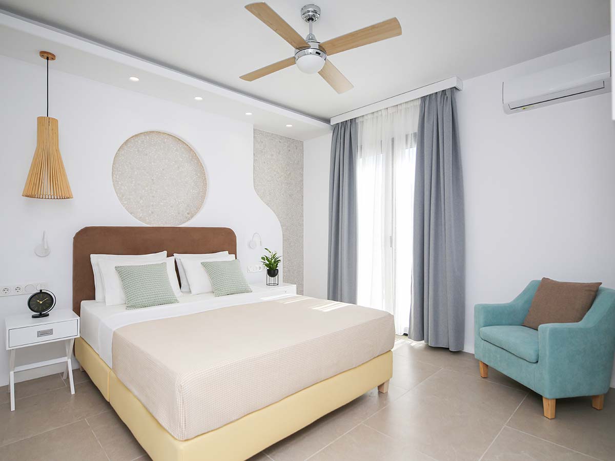 Μοντέρνο υπνοδωμάτιο με διπλό κρεβάτι στη One-Bedroom Villa