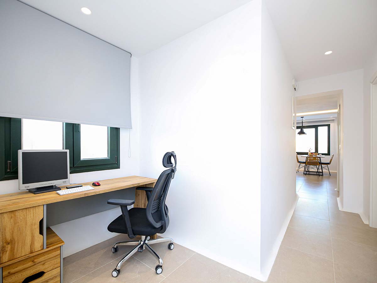 Εσωτερικός χώρος της One-Bedroom Villa με γραφείο εργασίας και φωτεινό διάδρομο