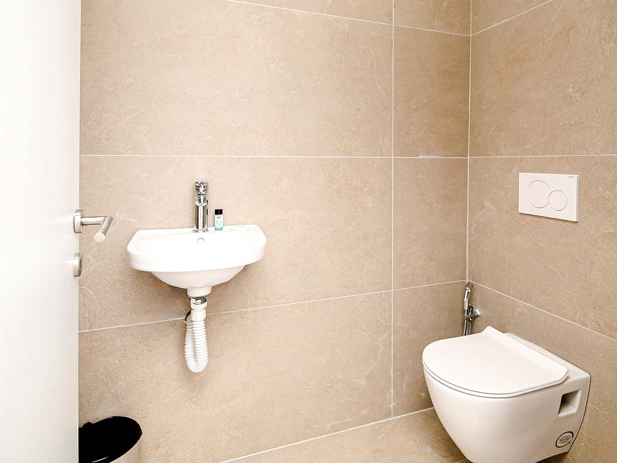 Μικρό μπάνιο της One-Bedroom Villa με νιπτήρα και τουαλέτα