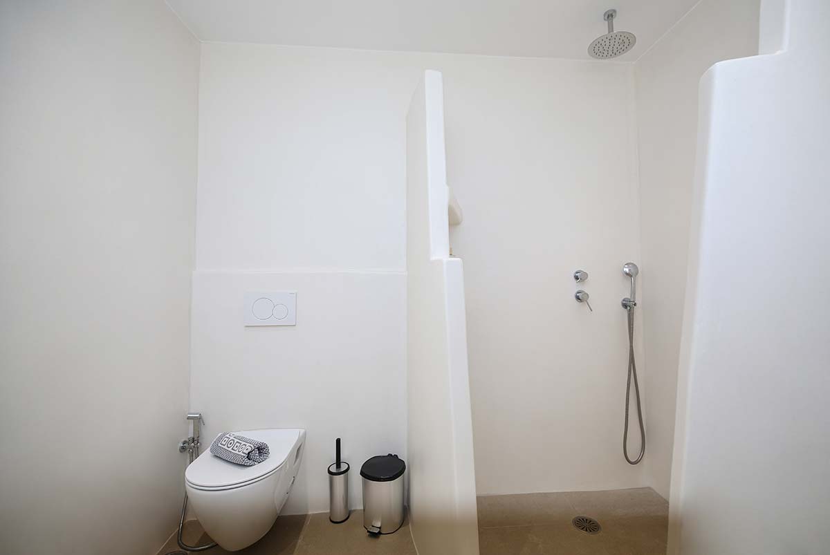 Μπάνιο της Two-Bedroom Villa με χτιστό ντους και minimal σχεδιασμό