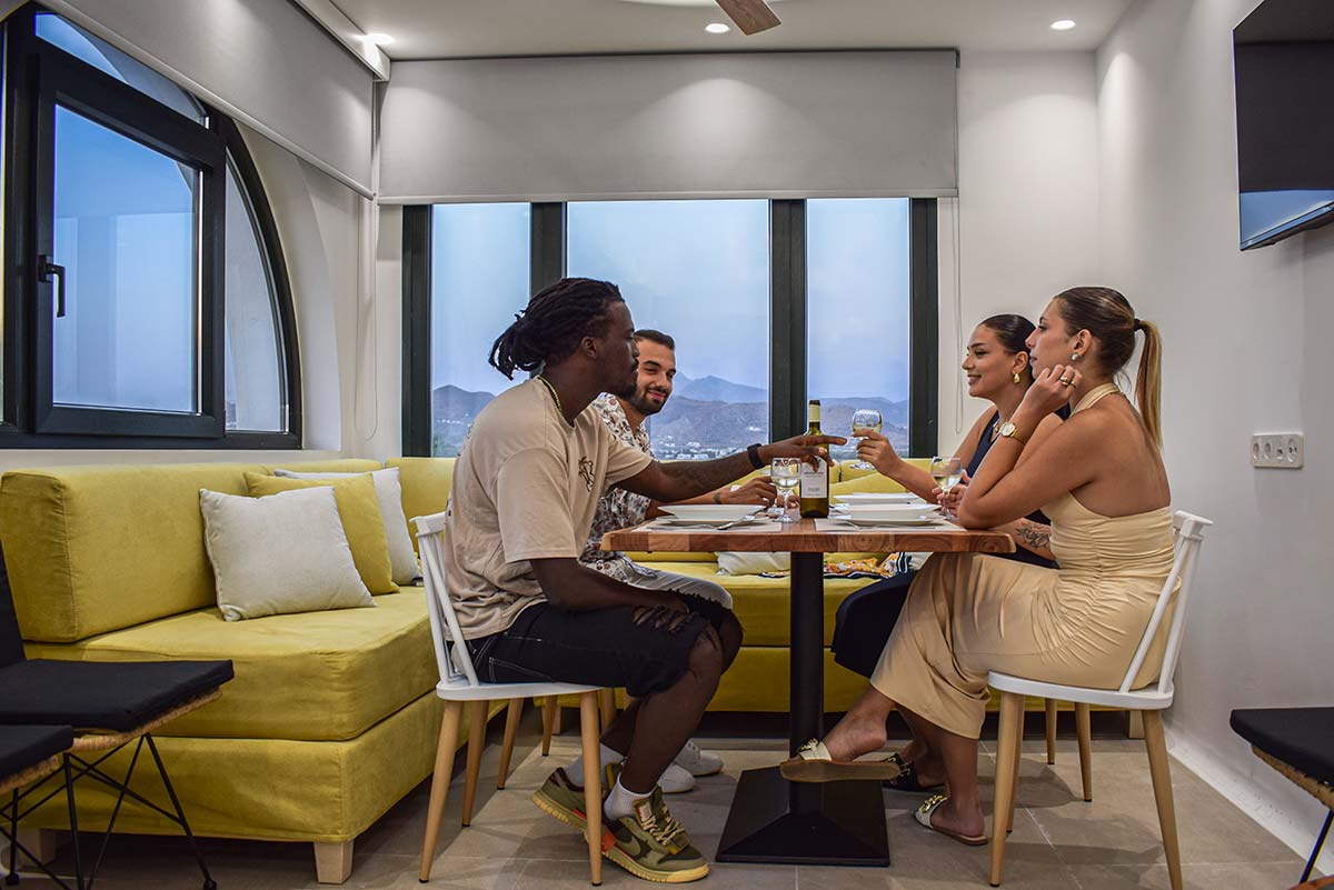 Τραπεζαρία της Two-Bedroom Villa με χώρο για παρέα και θέα