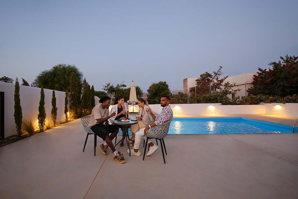 Ιδιωτική πισίνα της Two-Bedroom Villa με εξωτερικό χώρο χαλάρωσης το βράδυ