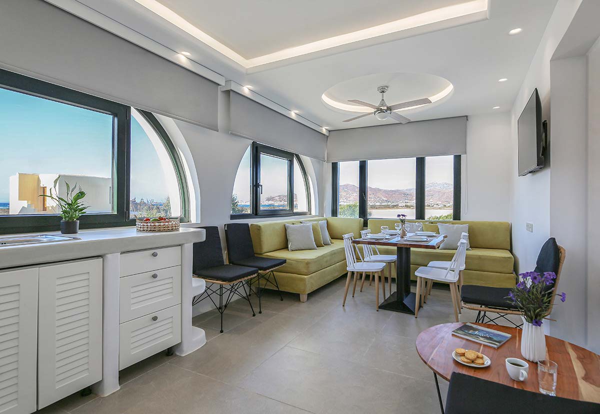 Καθιστικό της Two-Bedroom Villa με γωνιακό καναπέ και φωτεινό εσωτερικό χώρο