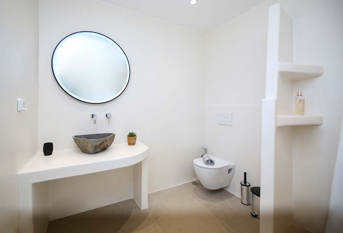 Μοντέρνο μπάνιο της Two-Bedroom Villa με πέτρινο νιπτήρα