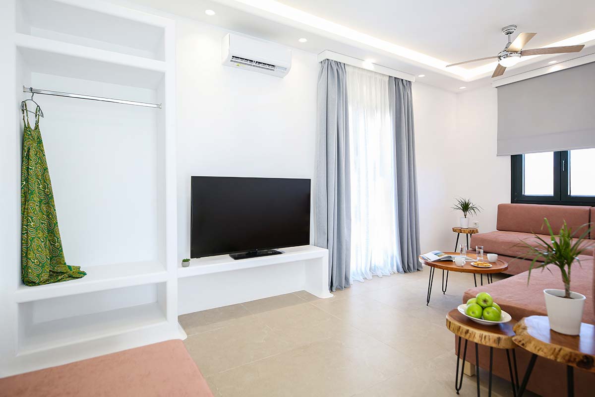 Καθιστικό της Two-Bedroom Villa με καναπέδες και θέα προς το υπνοδωμάτιο