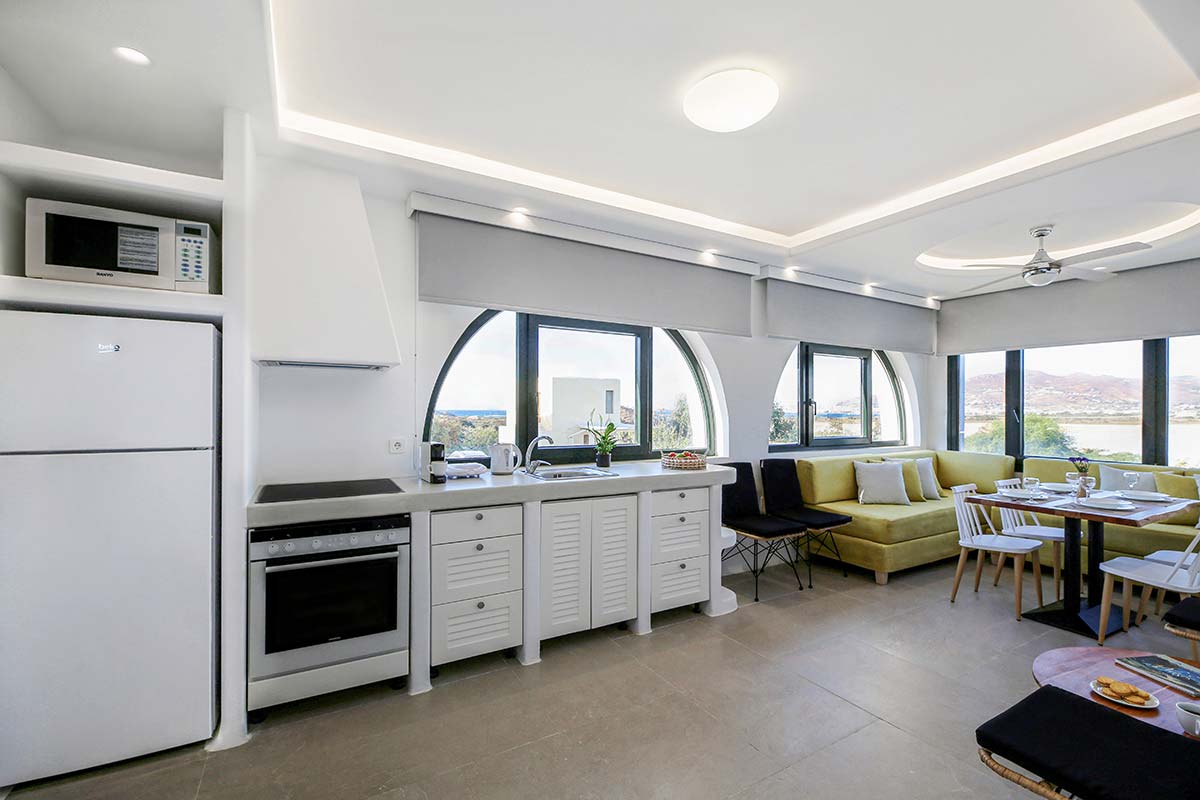 Ευρύχωρη κουζίνα και τραπεζαρία της Two-Bedroom Villa με μεγάλες μπαλκονόπορτες