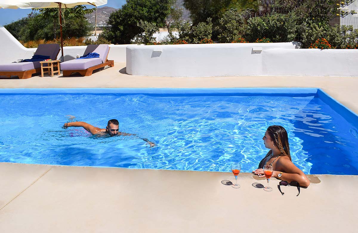 Εξωτερικός χώρος πισίνας της Two-Bedroom Villa με ξαπλώστρες