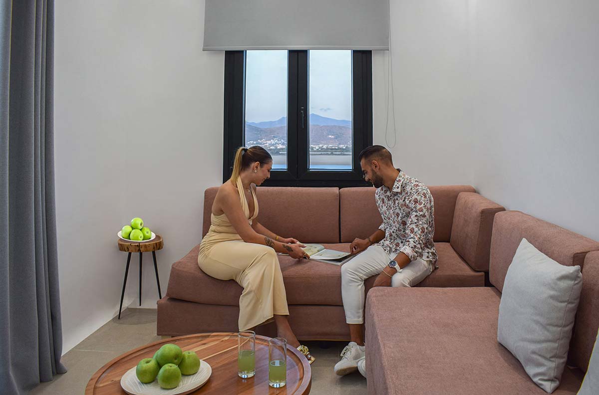 Καθιστικό της Two-Bedroom Villa με γωνιακό καναπέ και παράθυρο με θέα